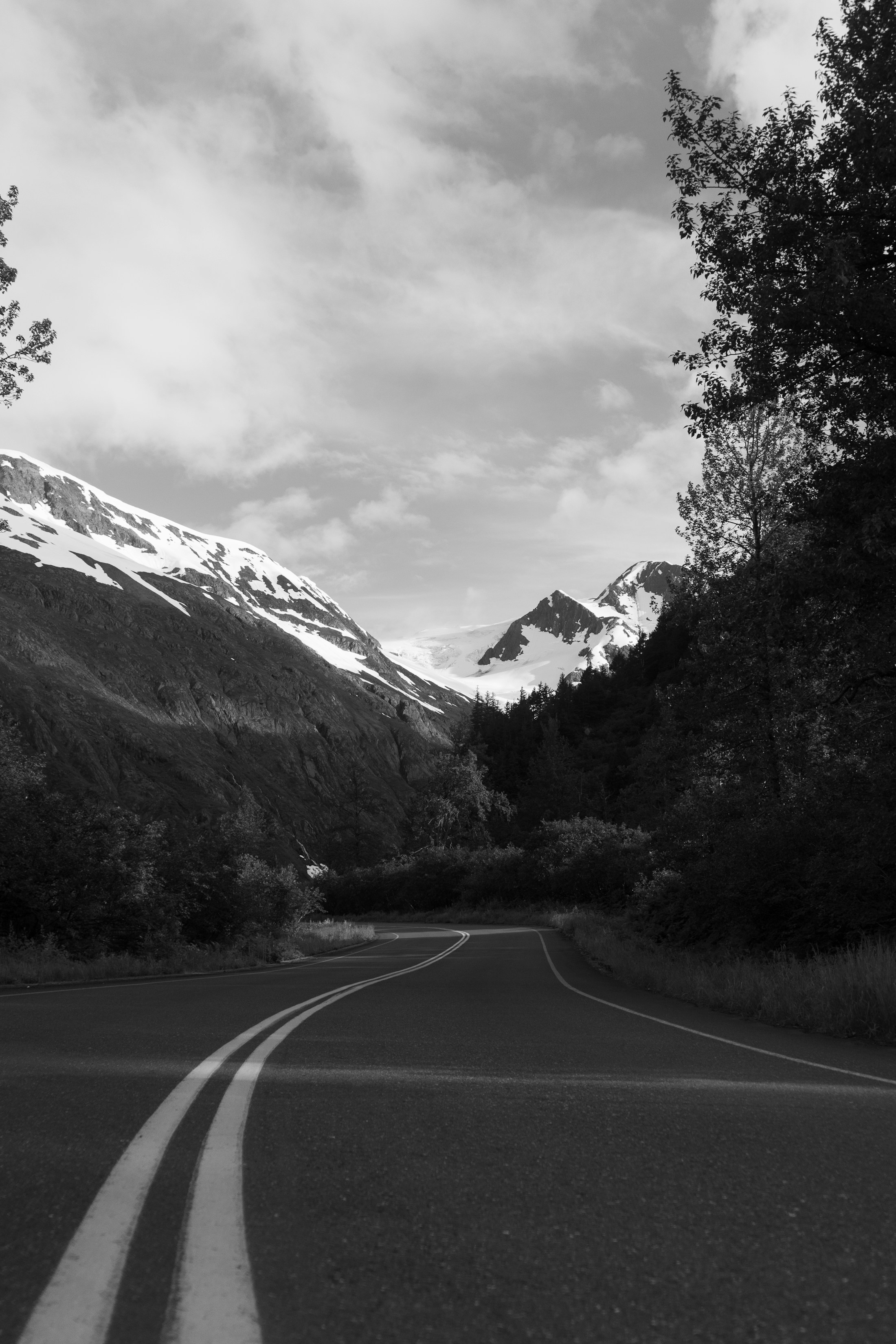 盘山公路通向云层下的远山