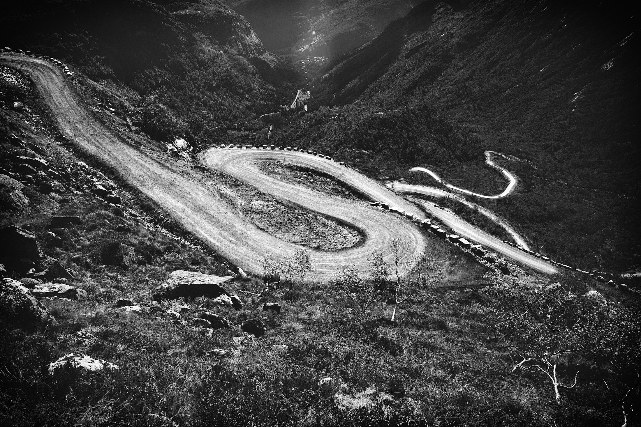 弯曲山路穿过层叠山谷